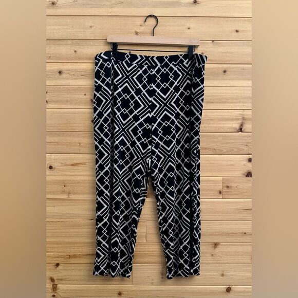 Chicos Travelers Size 3/XLarge Black White Geometric Pattern Elastic Crop Pants - Picture 1 of 9